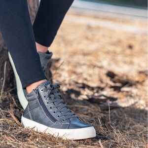 Women's Taos Winner Black Leather Size 10